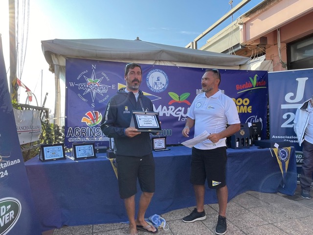 Ignazio Bonanno premiato da Taveri come vincitore di giornata