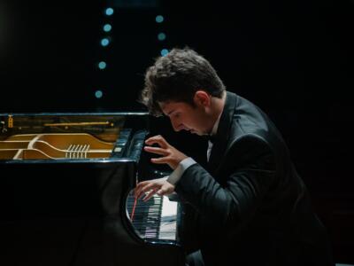 “Tra virtuosismo e passione” Edoardo Riganti Fulginei, giovanissimo pianista torna a Villa Bertelli