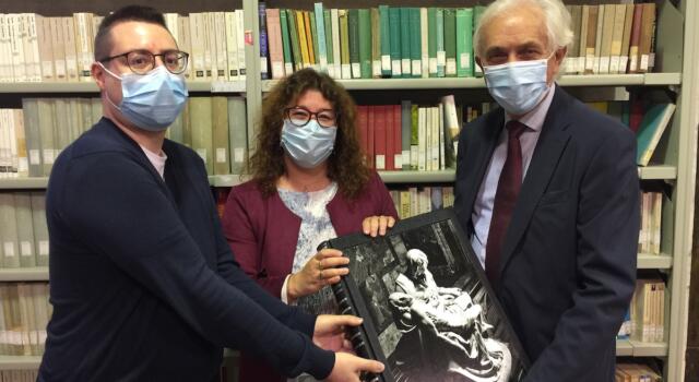 Ex- sindaco Tarabella ha donato prezioso volume su Michelangelo alla biblioteca di Seravezza