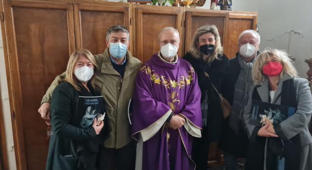 Il sindaco dona un calice a Don Piero per i 25 anni dall’ingresso nella Parrocchia di Sant’Ermete