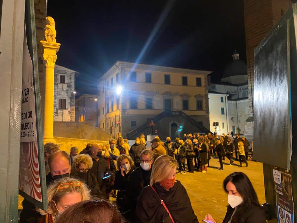 pubblico in fila al Teatro Comunale per il controllo del green pass