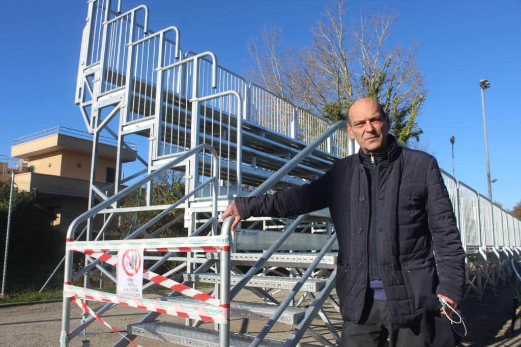 Foto assessore Cosci e la nuova tribuna