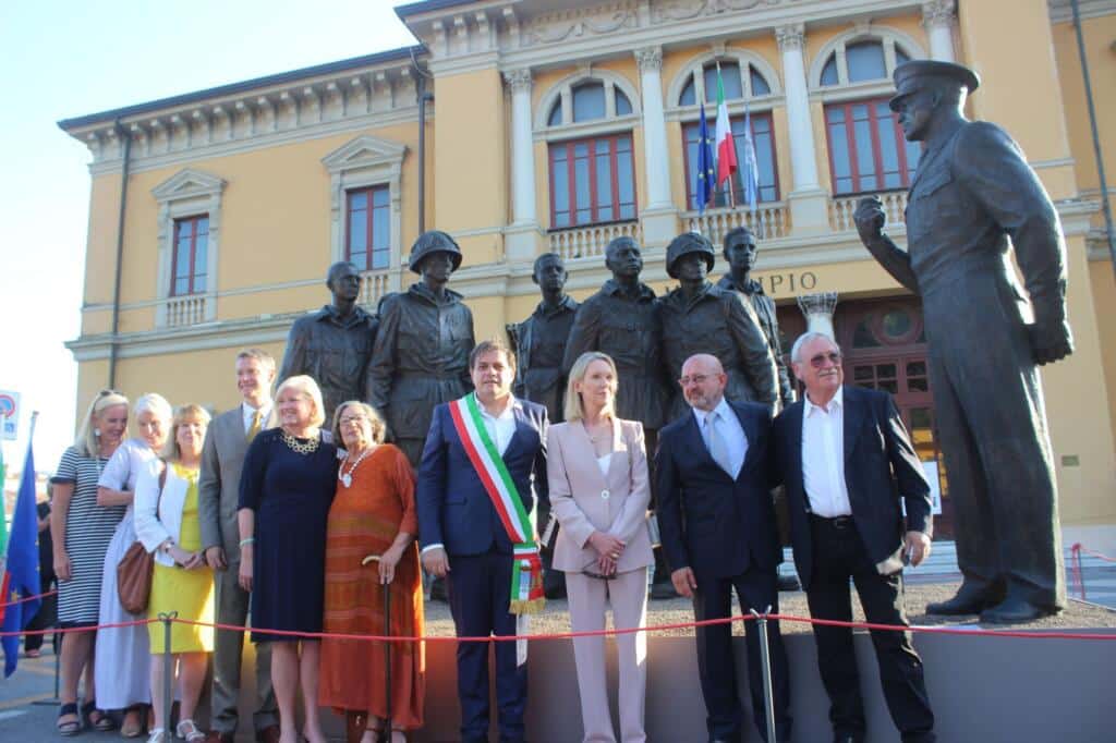 Foto inaugurazione scultura Eisenhower gruppo