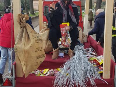 La befana dei vigili del fuoco visita i bambini degli ospedali di Lucca e Versilia