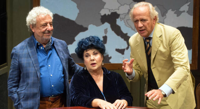 Geppy Gleijeses, Marisa Laurito e Benedetto Casillo in scena al Teatro Comunale di Pietrasanta