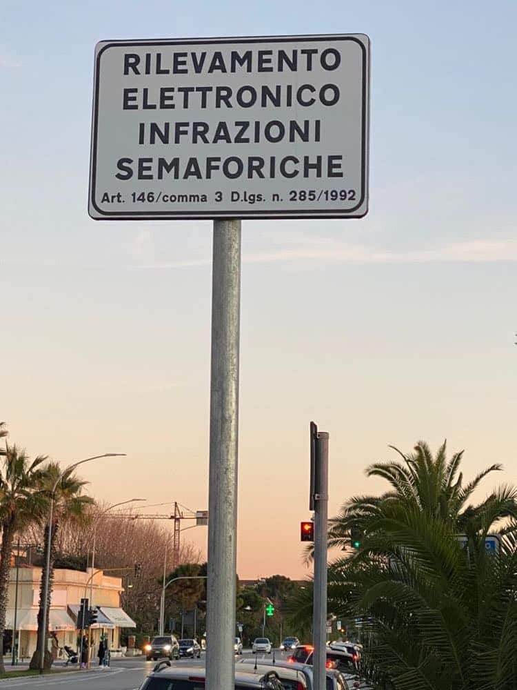 rilevamento elettronico infrazioni semaforiche cartello