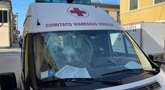 Viareggio: vandalizzata un&#8217;ambulanza della Croce Rossa