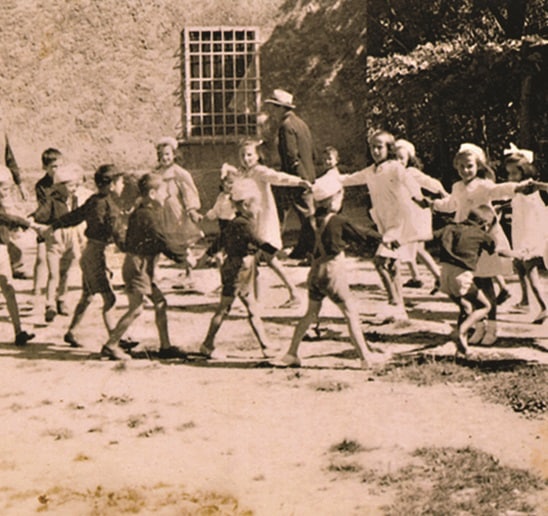 29 Girotondo bambini piazza chiesa