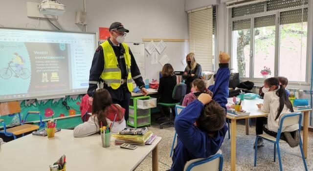 <strong>A LEZIONE DI SICUREZZA STRADALE CON ACI LUCCA NELLE SCUOLE DI CAMAIORE</strong><strong></strong>