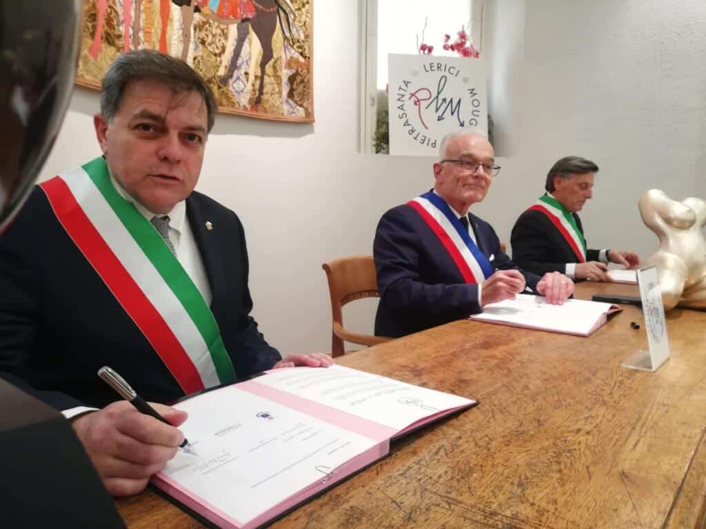 firma con giovannetti in primo piano