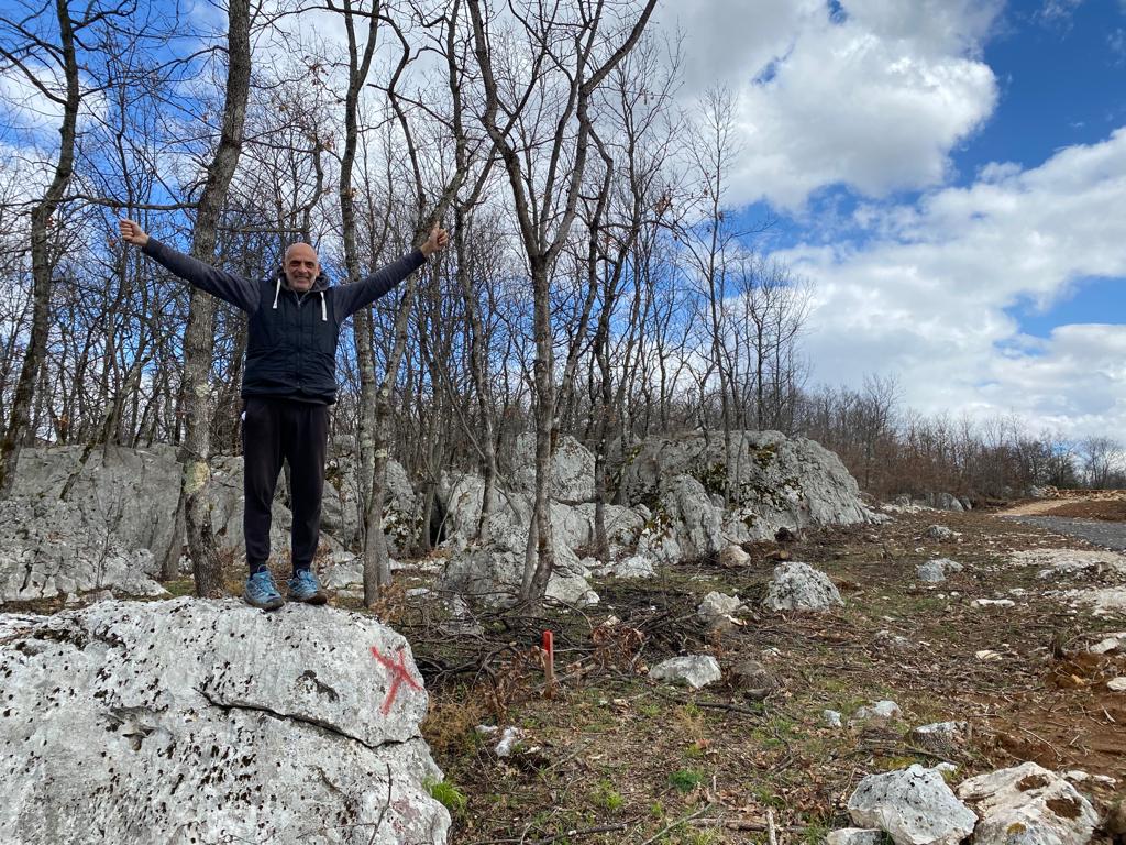 foto3 Paolo Brosio sulle rocce e sul terreno dove sorgerà il nuovo Primo Soccorso di Medjugorje.jpeg
