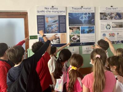 “Mare Mostro”, inaugurata alla scuola primaria Santa Dorotea di Viareggio l’esposizione dedicata all’inquinamento marino