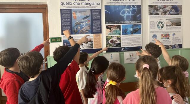 “Mare Mostro”, inaugurata alla scuola primaria Santa Dorotea di Viareggio l’esposizione dedicata all’inquinamento marino