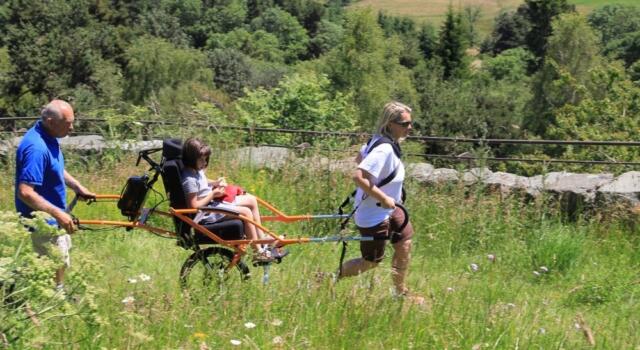 In vetta sulle Apuane con una carrozzina da trekking: il sogno di Michele sulla piattaforma crowdfunding Eppela