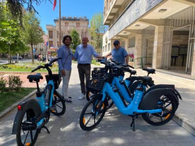 Le biciclette in sharing, elettriche e ecologiche arrivano a Viareggio e Torre del Lago