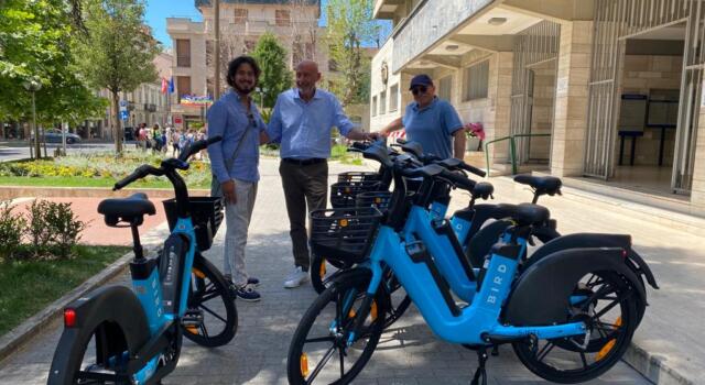 Le biciclette in sharing, elettriche e ecologiche arrivano a Viareggio e Torre del Lago