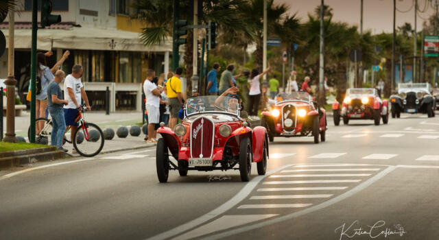 Pietrasanta, il saluto alla 1000 Miglia nel segno di Padre Barsanti