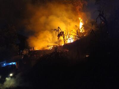 In fiamme colline a Massarosa, case evacuate e canadair in azione