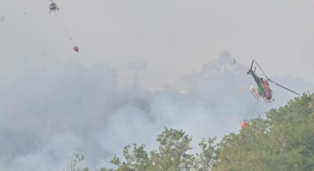 Incendi: 1000 evacuati in Versilia, focolai in tutta la Toscana