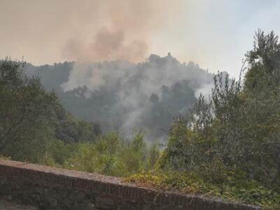 Altra notte fuori casa per gran parte degli evacuati. Incendio contenuto al 90%