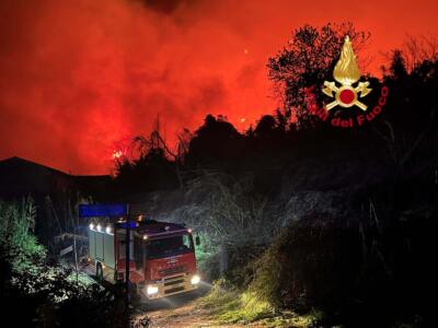 Incendio a Massarosa, evacuate 100 persone, 3 case bruciate