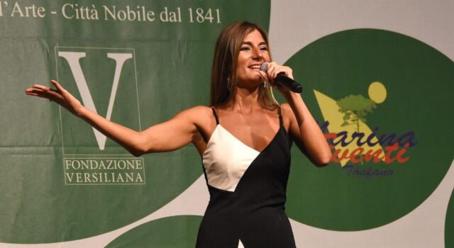 Versiliana, allo Spazio Agorà &#8220;Tutto fa spettacolo&#8221;: musica e risate con Caterina Ferri e Angelo Polacci￼