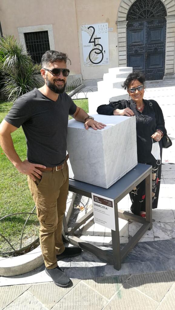 Lo scultore Pablo Damian Cristi e Angela Maioli Parodi