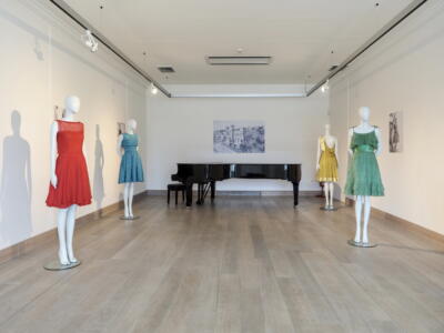 “BOOM! La moda italiana” Aperta a Villa Bertelli la mostra che celebra le origini del Made in Italy