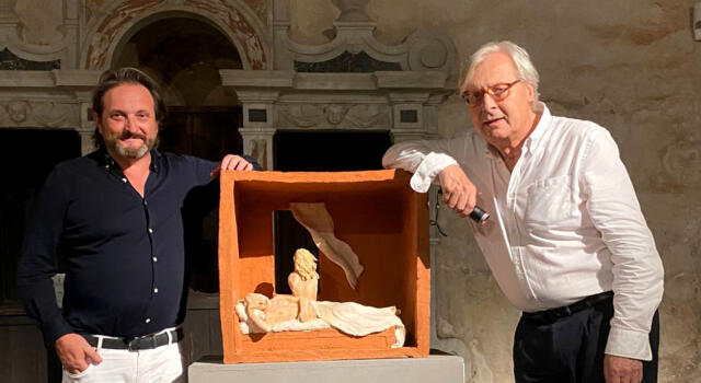 Pietrasanta, Sgarbi in visita alla mostra ”Wonder of Love”