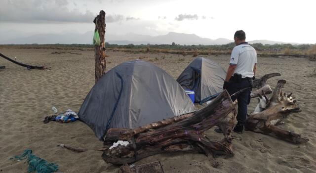 Spiaggia libera della Lecciona, blitz della guardia costiera di Viareggio contro l&#8217;occupazione abusiva