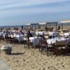 Pranzo sulla spiaggia a Marina di Pietrasanta, guardia costiera ordina lo sgombero di 80 tavoli