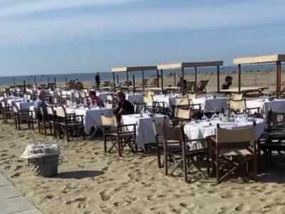 Pranzo sulla spiaggia a Marina di Pietrasanta, guardia costiera ordina lo sgombero di 80 tavoli