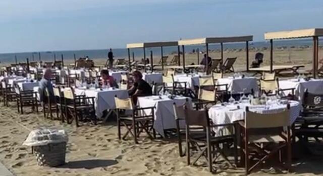 Pranzo sulla spiaggia a Marina di Pietrasanta, guardia costiera ordina lo sgombero di 80 tavoli