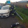 Incidenti stradali, collisione tra due mezzi, Vigili del Fuoco liberano la conducente dalle lamiere