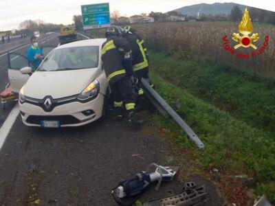 Incidenti stradali, collisione tra due mezzi, Vigili del Fuoco liberano la conducente dalle lamiere