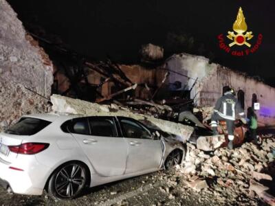 Maltempo: crollato muro a Pietrasanta, danneggiate due auto