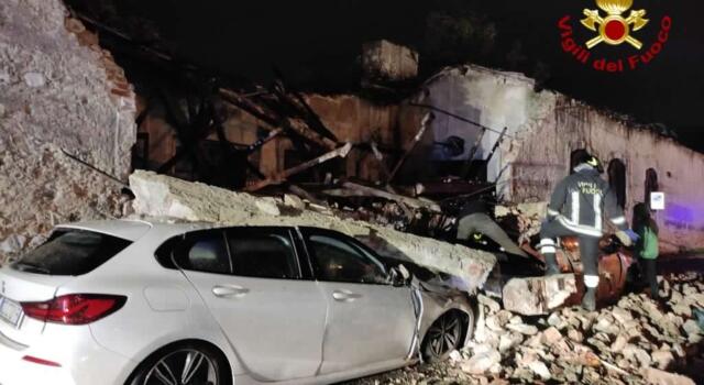 Maltempo: crollato muro a Pietrasanta, danneggiate due auto