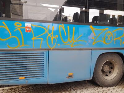 Ennesimo vandalismo ai danni di bus di Autolinee Toscane a Camaiore