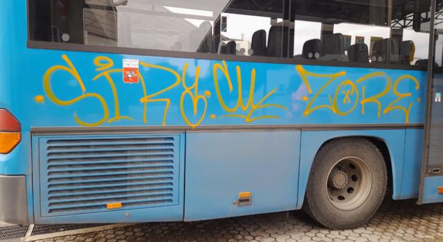 Ennesimo vandalismo ai danni di bus di Autolinee Toscane a Camaiore