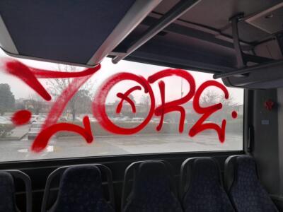 Vandalizzato bus extraurbano a Camaiore con bombolette spray