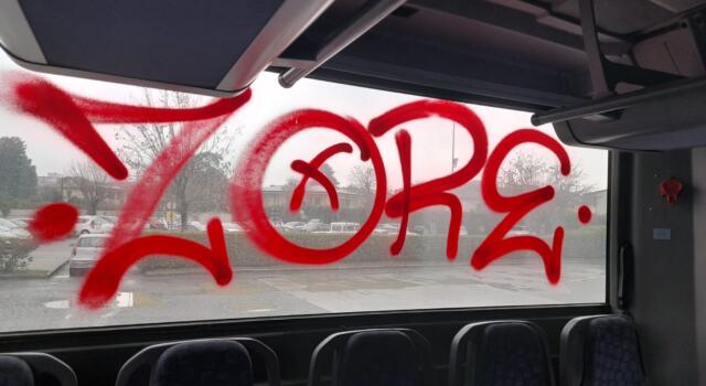 Vandalizzato bus extraurbano a Camaiore con bombolette spray