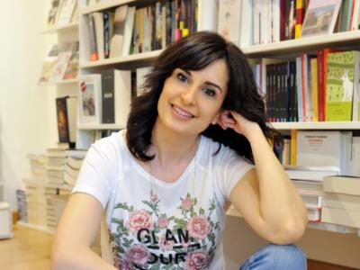 Mondadori di Viareggio, firmacopie di Chiara Parenti, autrice del romanzo ”Per lanciarsi dalle stelle”