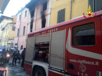 In fiamme appartamento in centro a Pietrasanta