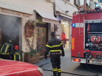 Incendio in negozio in centro a Pietrasanta, nessun ferito