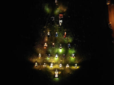 Maxi albero di Natale con 25 macchine agricole attive