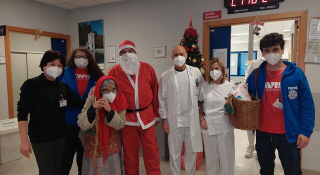 Babbo Natale e la Befana dell&#8217;Avis all&#8217;ospedale Versilia per regalare un sorriso