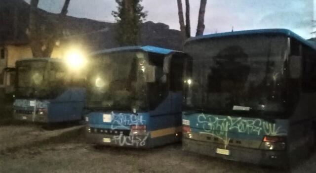 Vandalizzati 5 bus nella notte a Camaiore