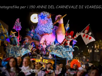 La magia del Carnevale di Viareggio, le foto della parata serale del Giovedì Grasso