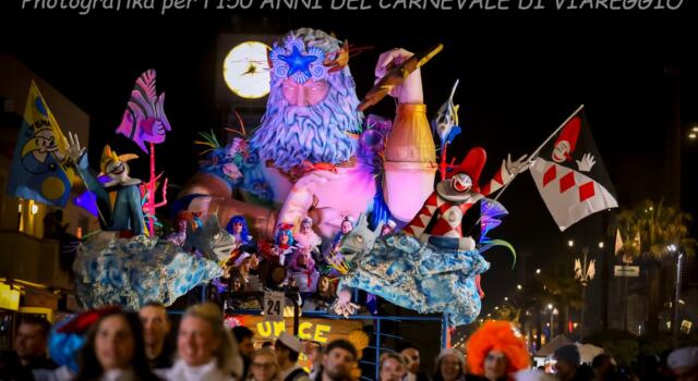 La magia del Carnevale di Viareggio, le foto della parata serale del Giovedì Grasso