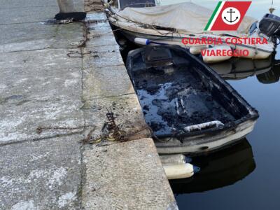 Barca incendiata nel Canale Burlamacca a Viareggio: proprietario vende il natante a più acquirenti e poi gli da fuoco 